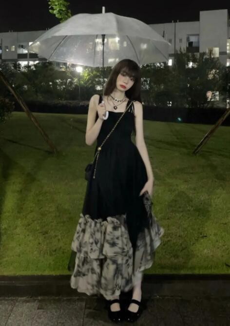 黑裙子配什么鞋子 黑裙子搭配什么颜色的上衣好看 黑裙子配什么鞋子 黑裙子搭配什么颜色的上衣好看